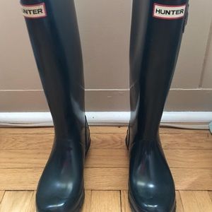 LIKE NEW Hunter “Huntress” Tall Navy Rain Boots